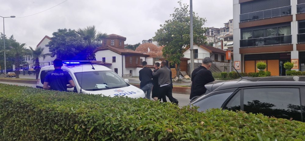 Tanımadığı kadına gül vermek istedi, reddedilince bıçak gösterdi