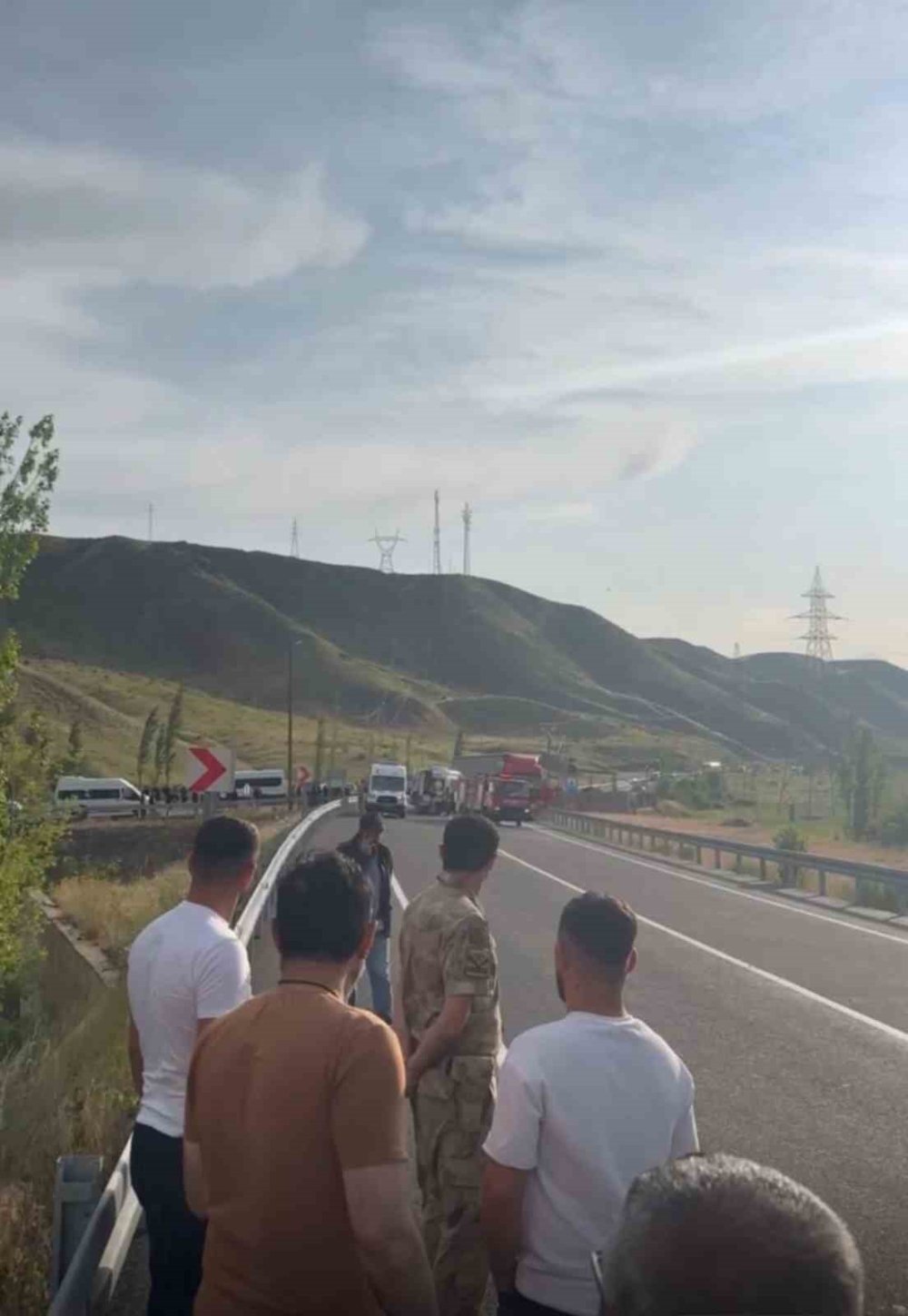 Tır ile otomobil çarpıştı: 1 ölü, 2 yaralı