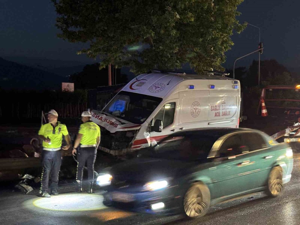 Ambulans ile çarpışan otomobilde can pazarı