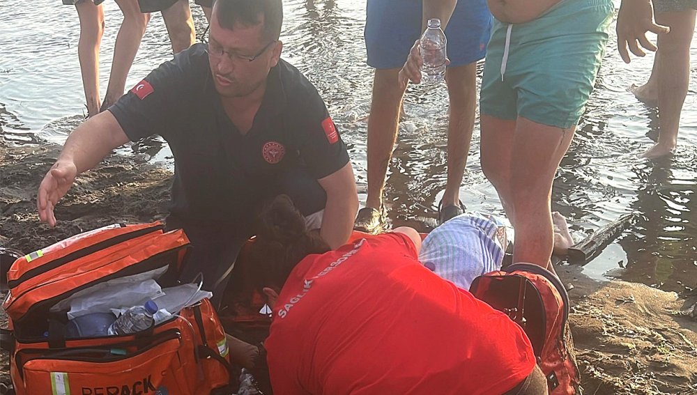 Boğulma tehlikesi geçirip peş peşe suya atladılar