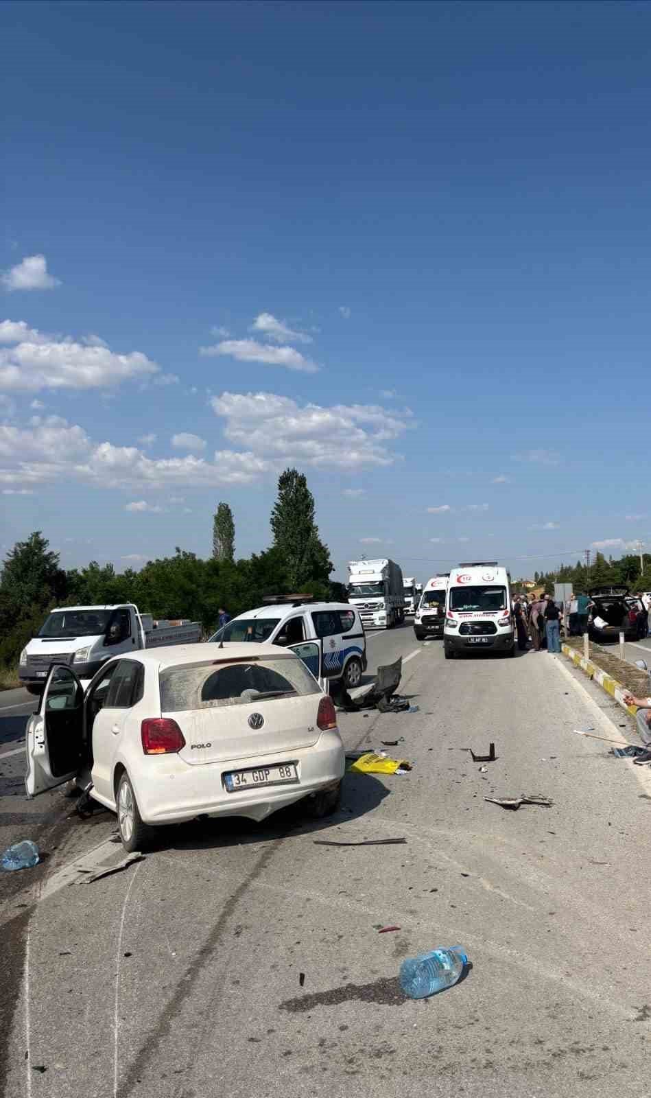 İki Otomobil çarpıştı, 1 ölü, 3 yaralı