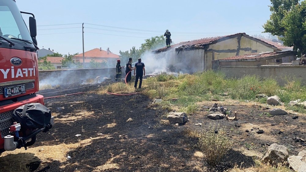 Konya'da samanlık küle döndü!