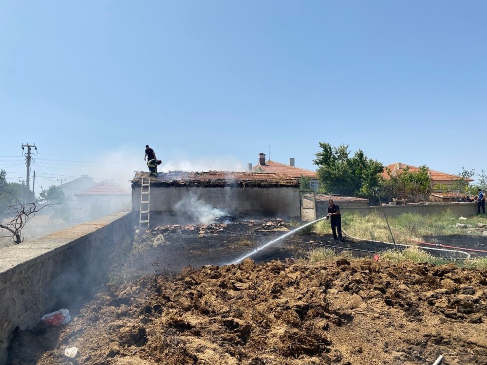 Konya'da samanlık küle döndü!