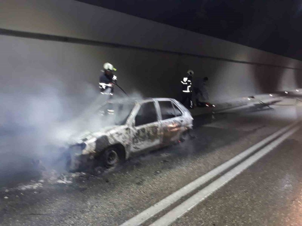 Otomobil, tünel içinde alevlere teslim oldu