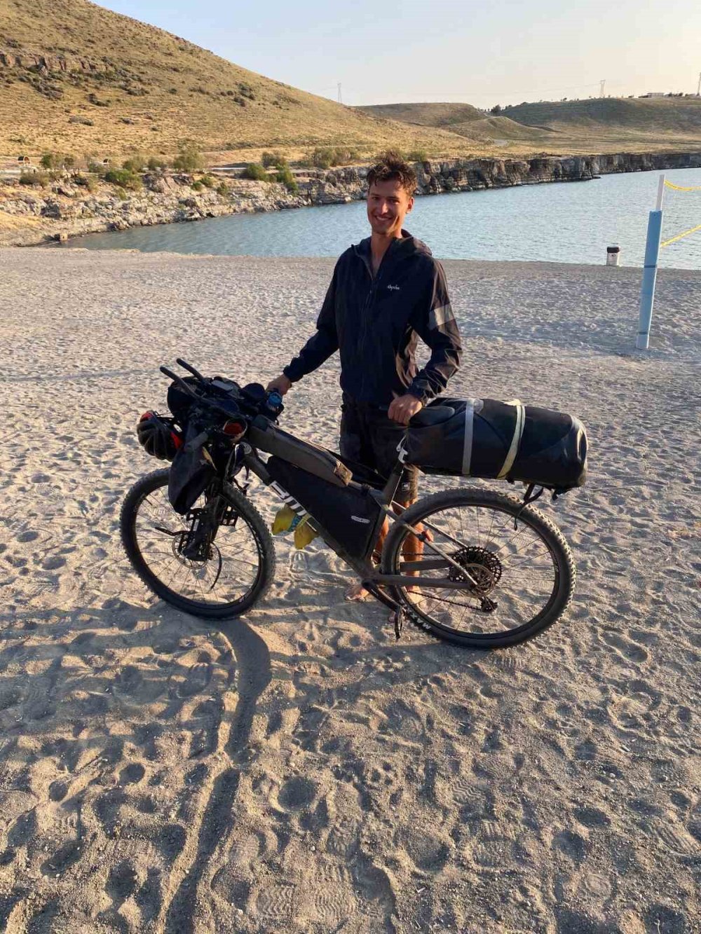 Alman bisikletçi Meke Gölü ve Acıgöl'ün eşsiz doğasının keyfini çıkardı