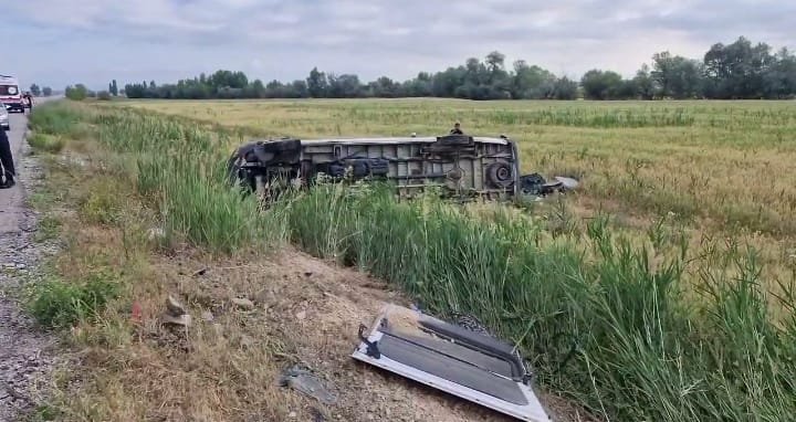 Düğünden dönenleri taşıyan minibüs şarampole devrildi: 1'i ağır, 17 yaralı