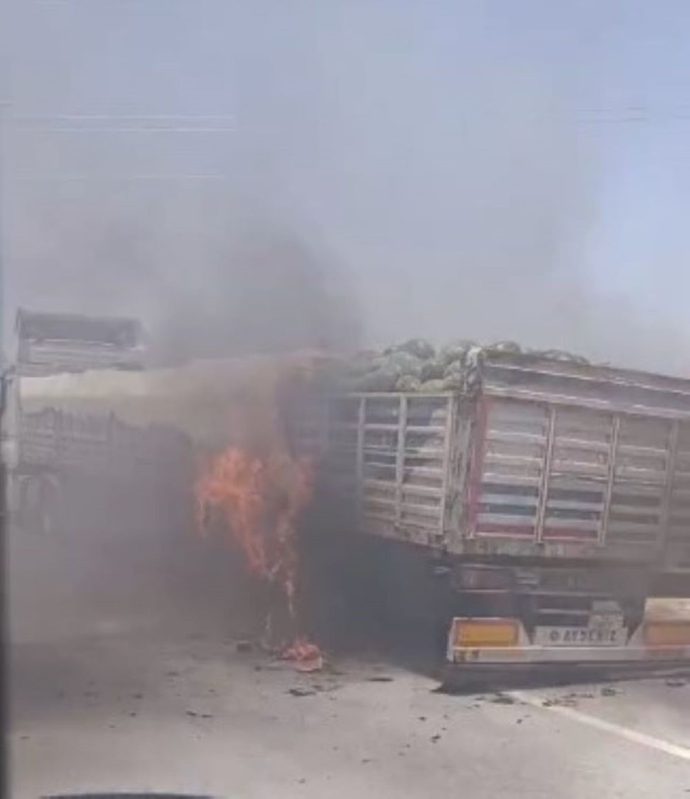 Konya'da karpuz yüklü tırda yangın