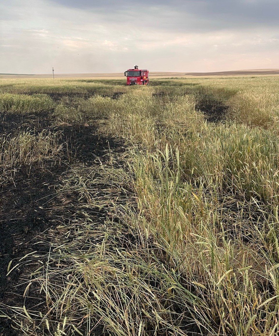 Konya'da tarlada yangın! 10 dekarlık alan zarar gördü