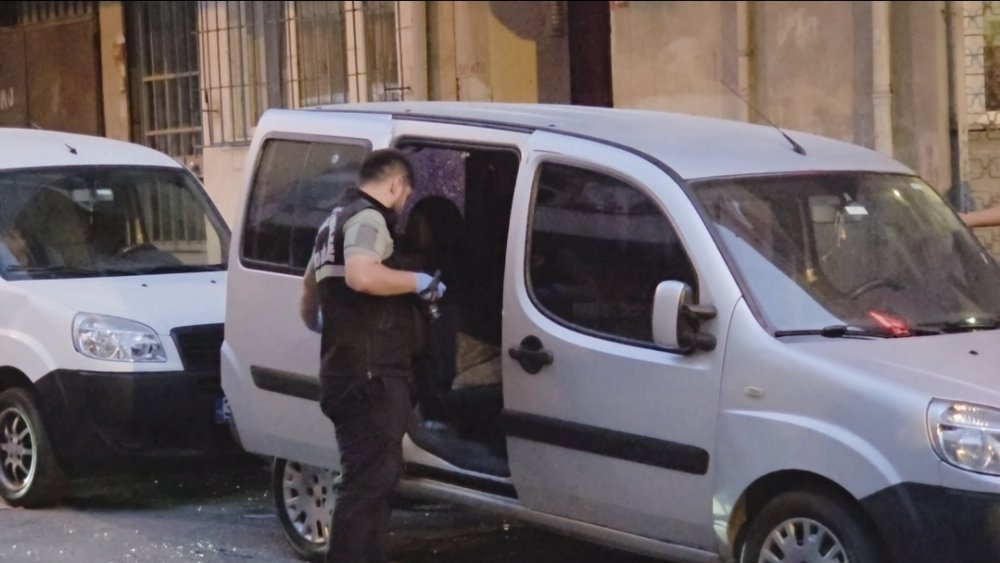 Markete silahlı saldırı; önünden geçen çocuklar son anda kurtuldu