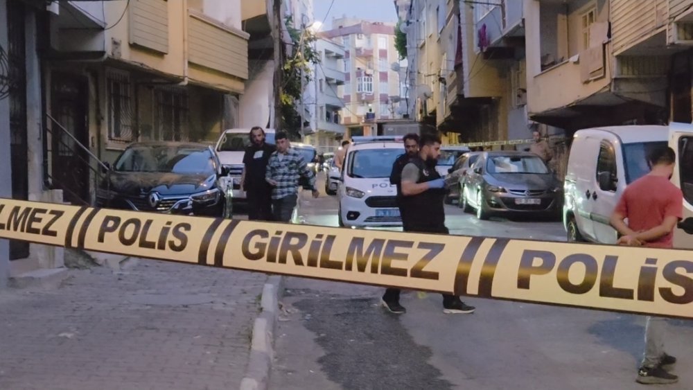 Markete silahlı saldırı; önünden geçen çocuklar son anda kurtuldu