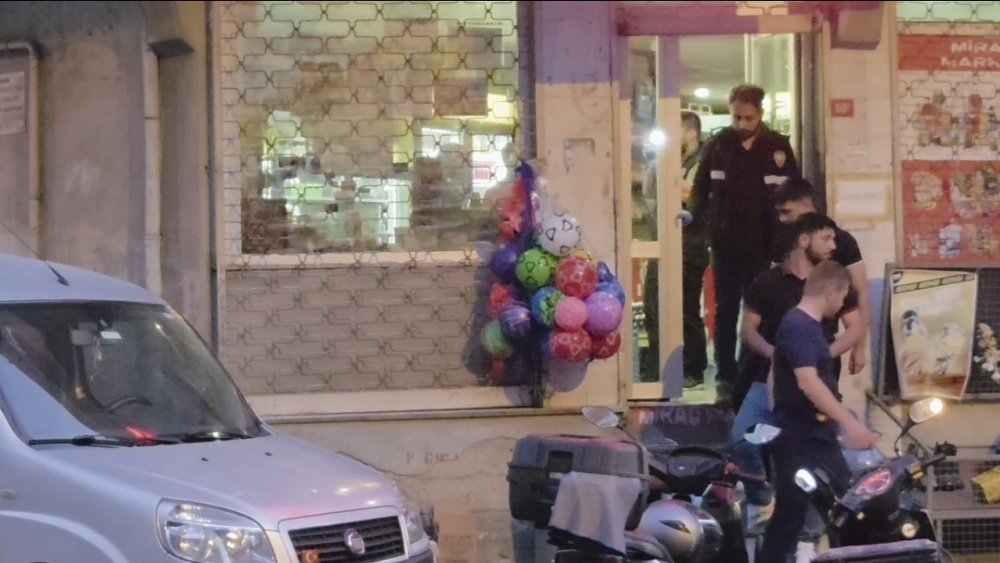 Markete silahlı saldırı; önünden geçen çocuklar son anda kurtuldu