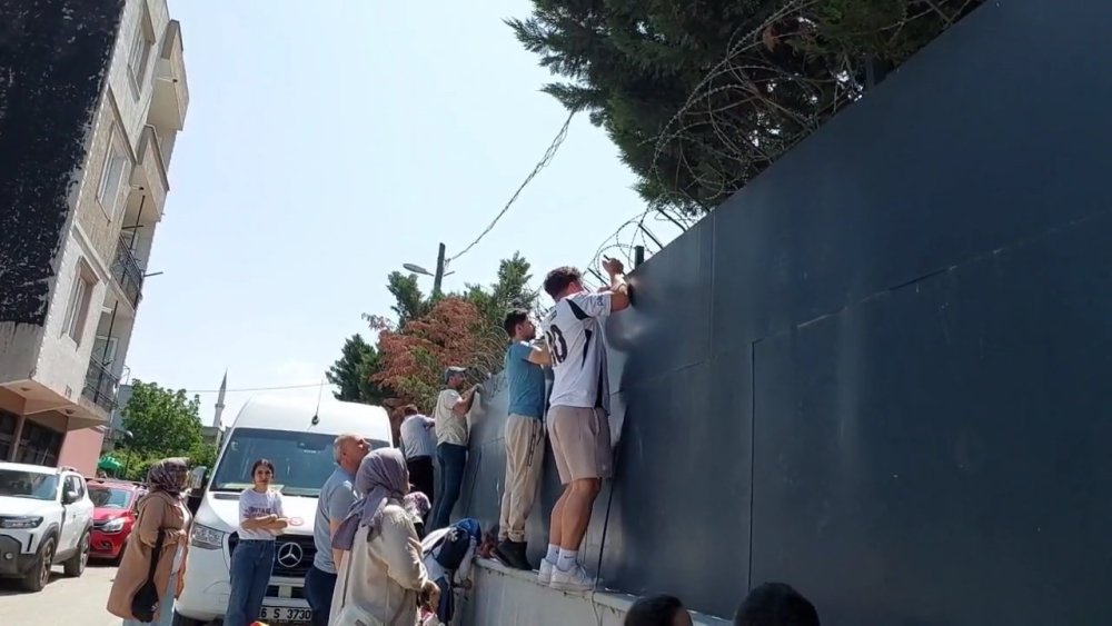 Sınava giren çocuklarını görmek için yarıştılar