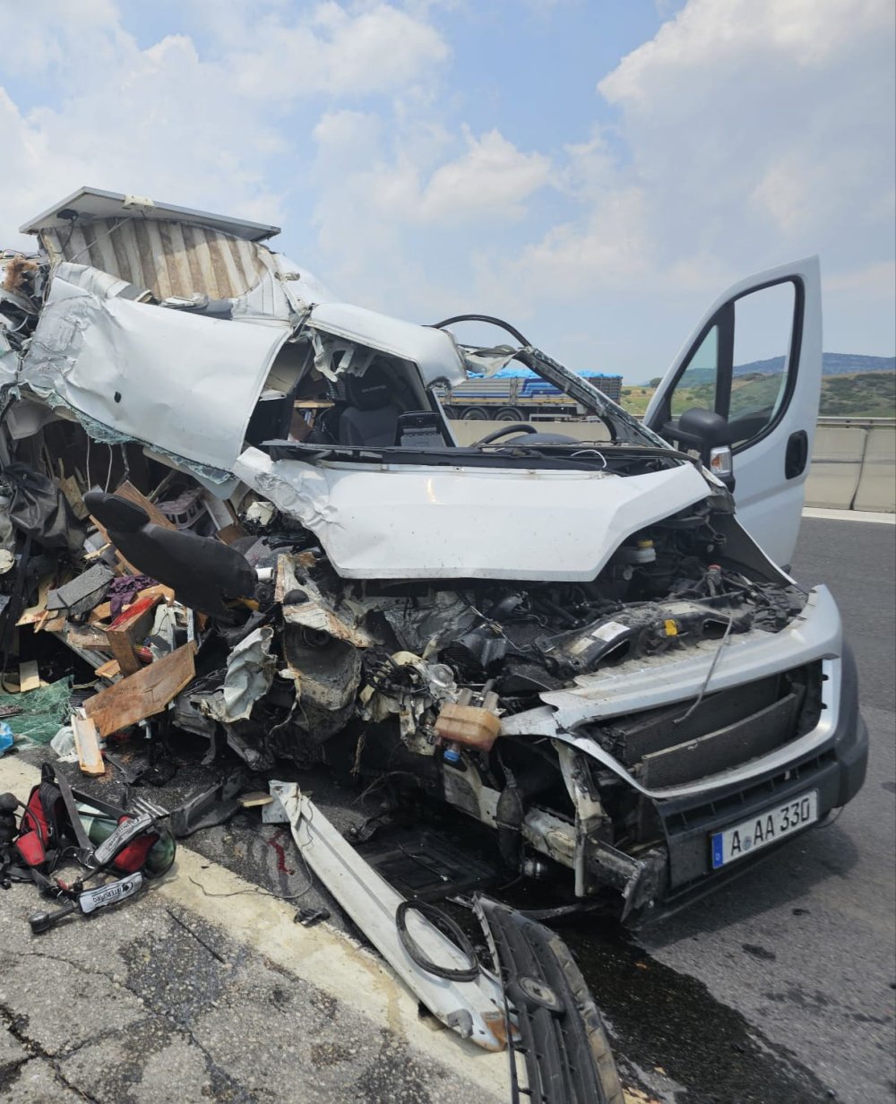 Karavan, otoyolda kamyona çarptı; 1 ölü, 1 yaralı
