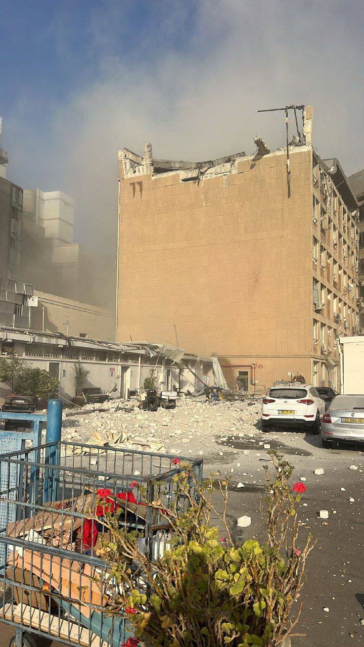 İran'dan İsrail'e balistik füze saldırısı; hastane ile borsa binasında patlama ve yıkım meydana geldi / Ek görüntüler