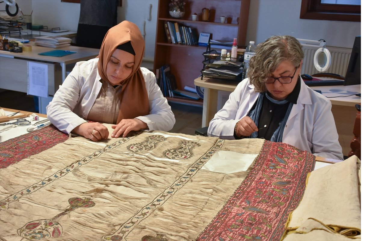 mevlanaya-ait-oldugu-degerlendirilen-eserler-restore-ediliyor-2.jpg