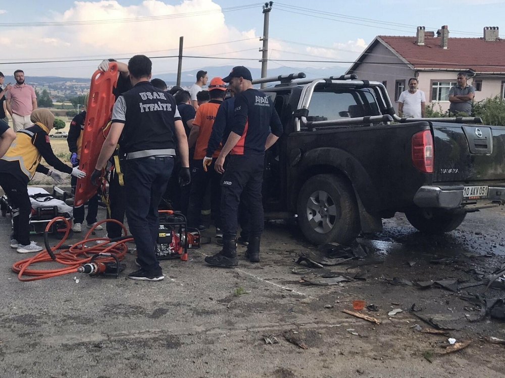 Kamyonet ile otomobil çarpıştı: 1 ölü, 1 yaralı