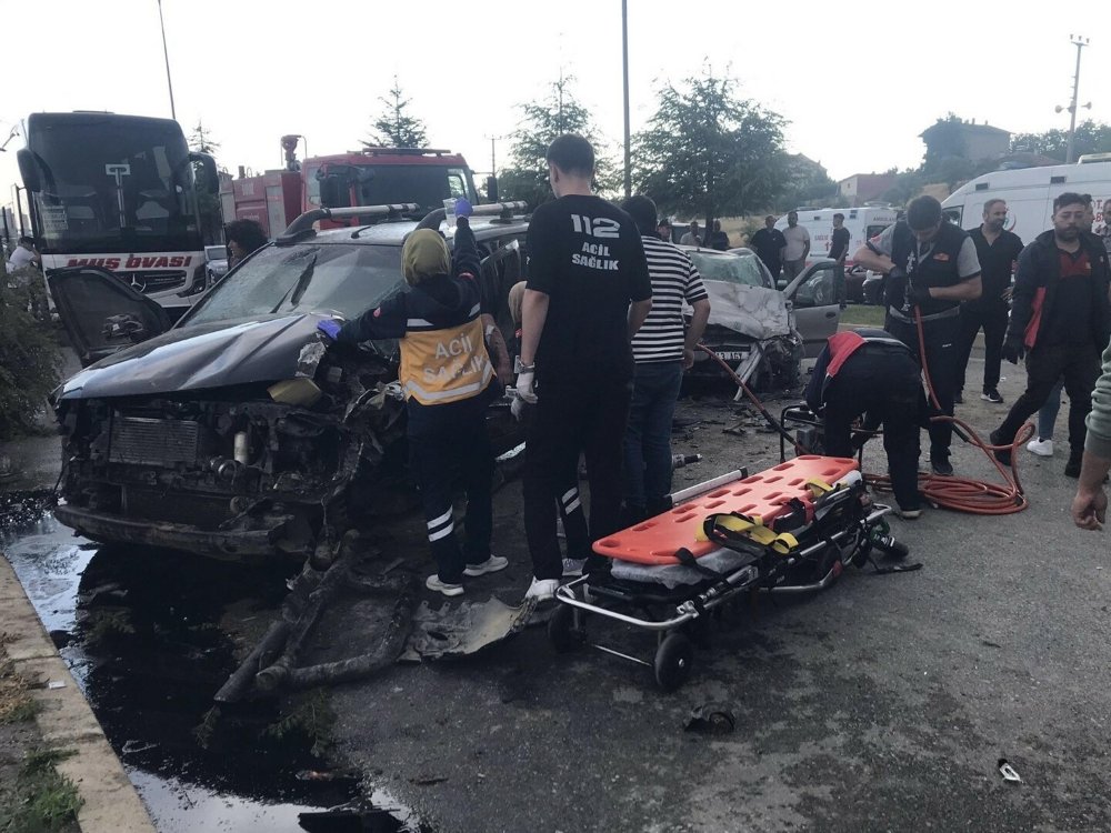 Kamyonet ile otomobil çarpıştı: 1 ölü, 1 yaralı