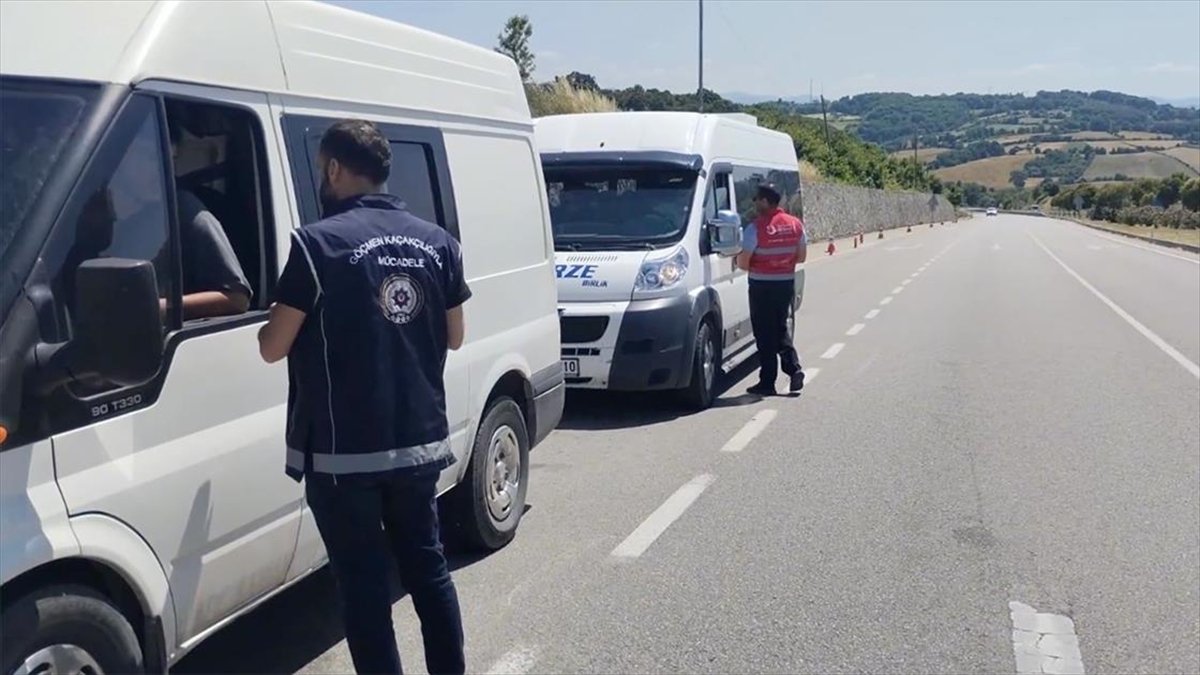 lke-genelindeki-denetimlerde-15-gocmen-kacakcisi-ve-446-duzensiz-gocmen-yakalandi.jpg