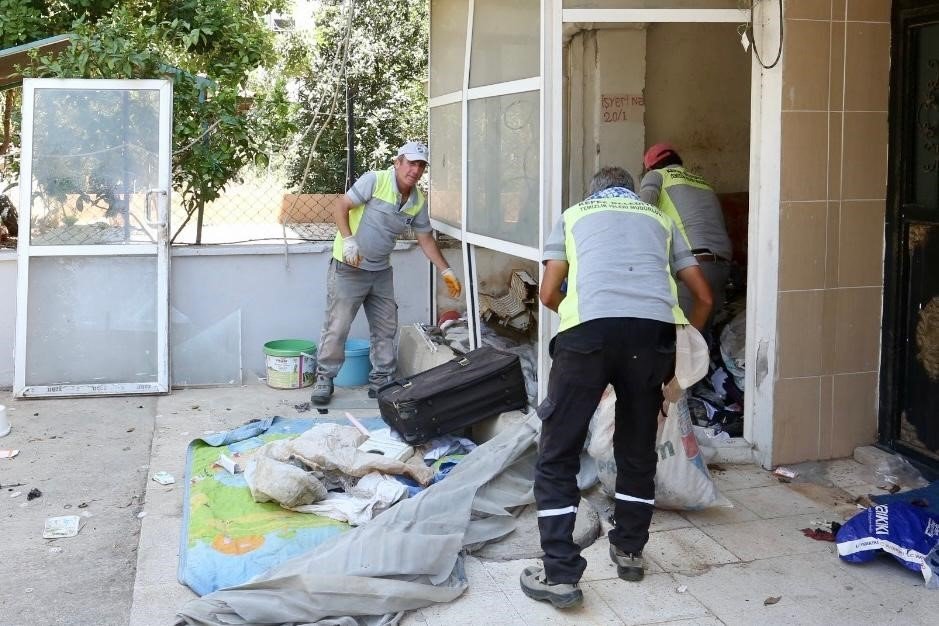 2 ayrı evden 8 kamyon dolusu çöp çıktı