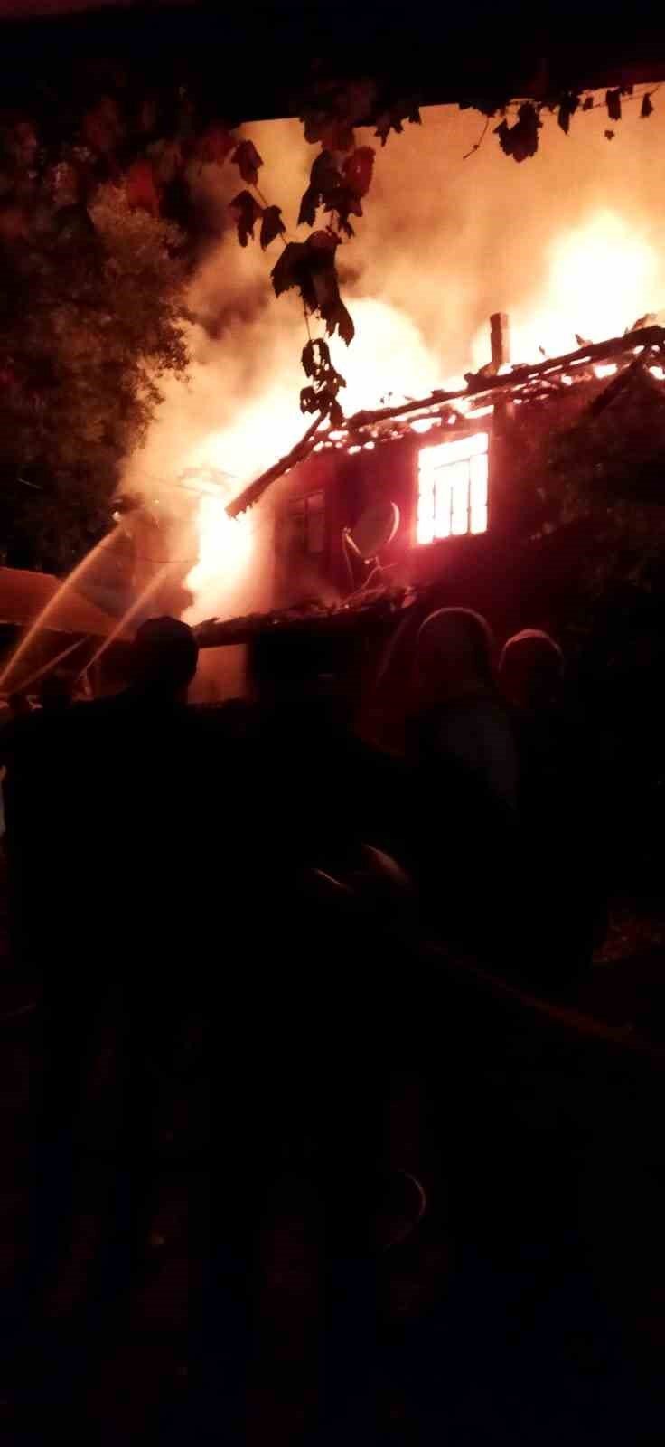 İki katlı ahşap ev, çıkan yangında küle döndü