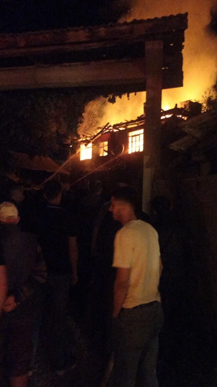 İki katlı ahşap ev, çıkan yangında küle döndü