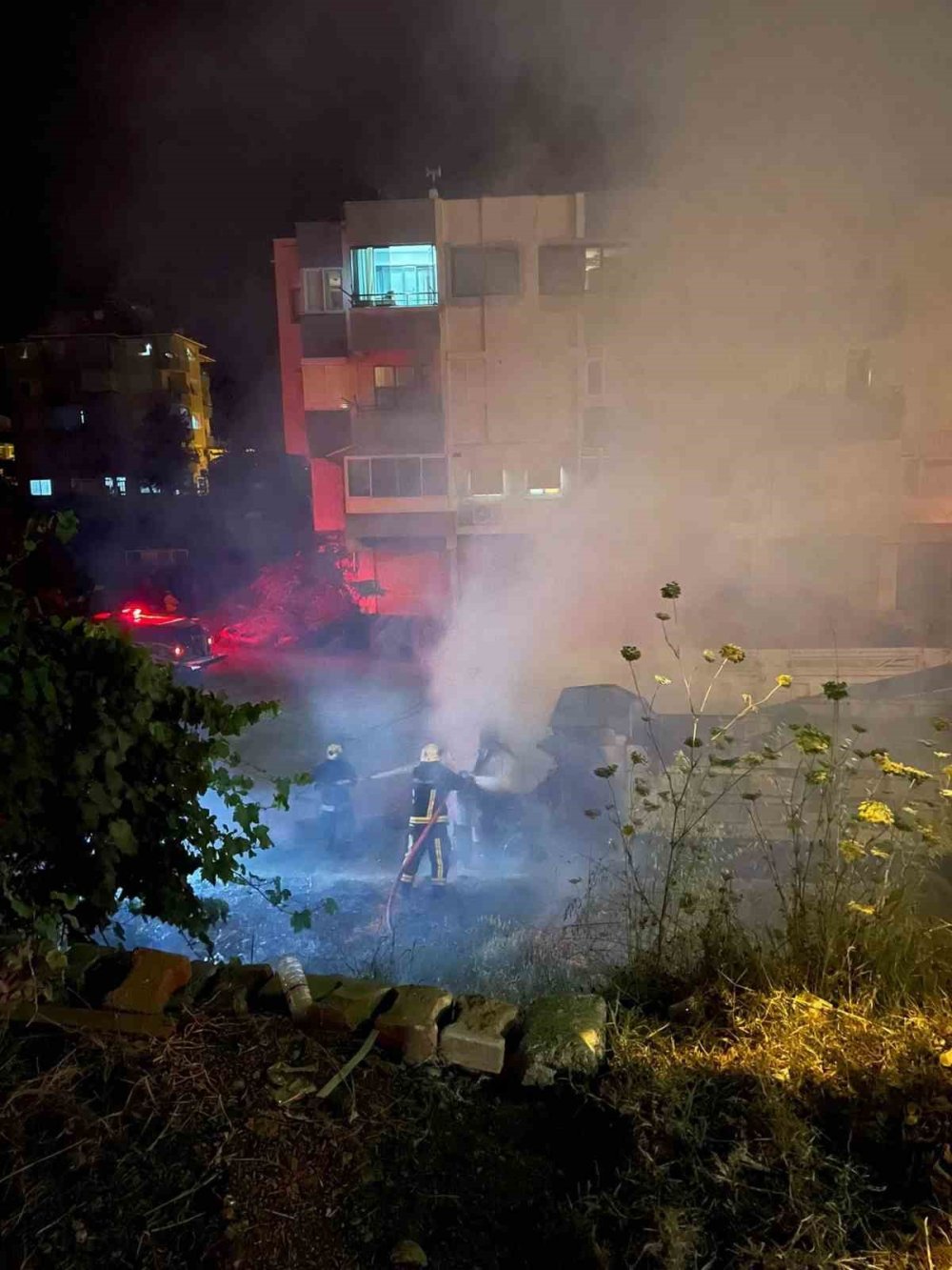 Park halindeki kamyon alev alev yandı