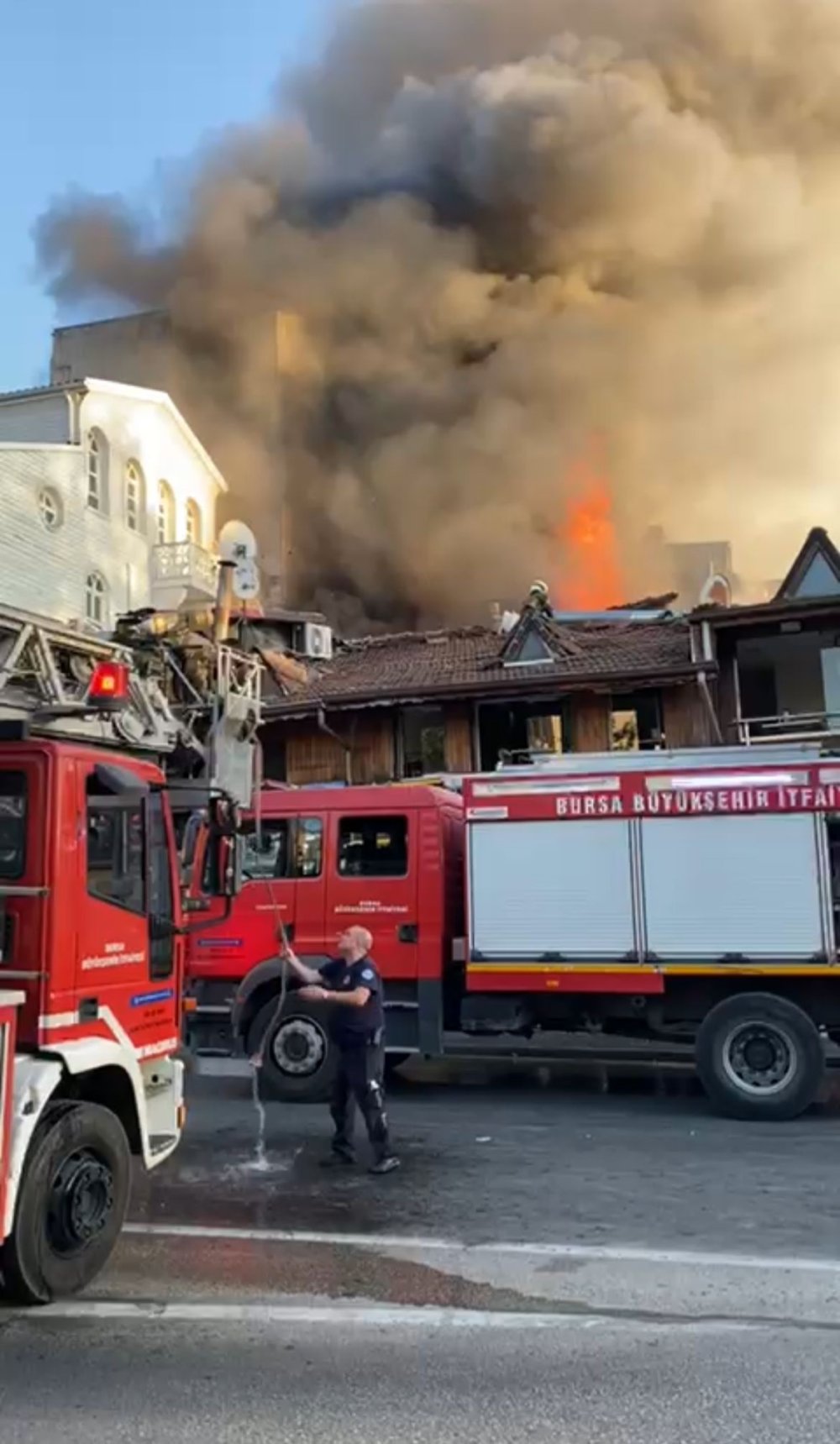 Bursa'da lokantada çıkan yangın, bitişikteki dükkanlara da sıçradı