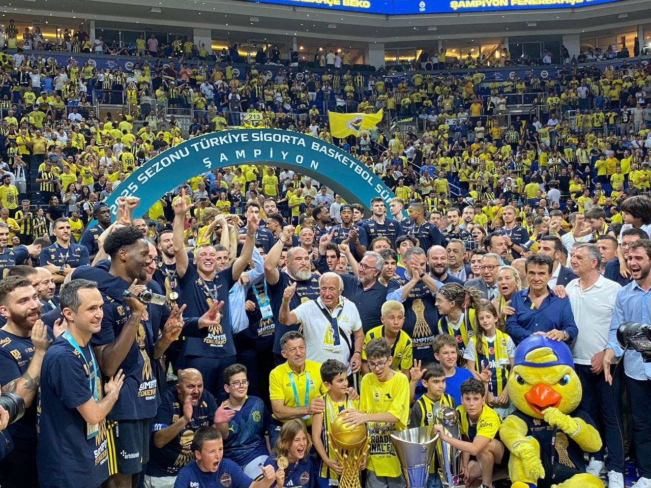 fenerbahce-beko-sampiyonluk-kupasini-kaldirdi.jpg