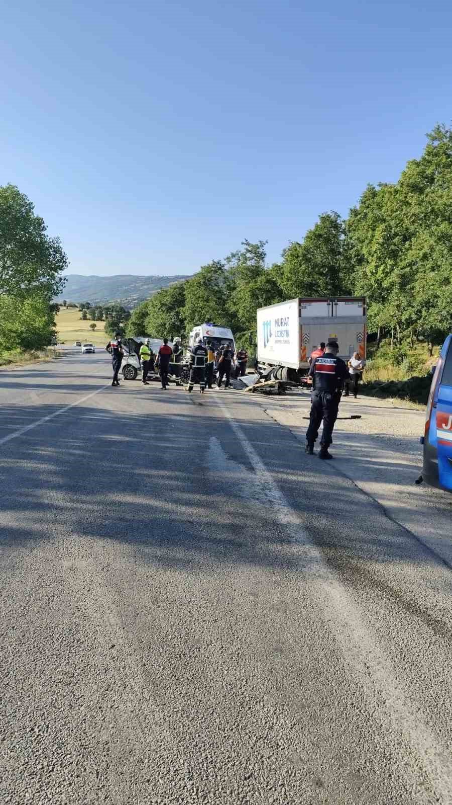 Park halindeki kamyona çarpan araçtaki 2 kişi öldü