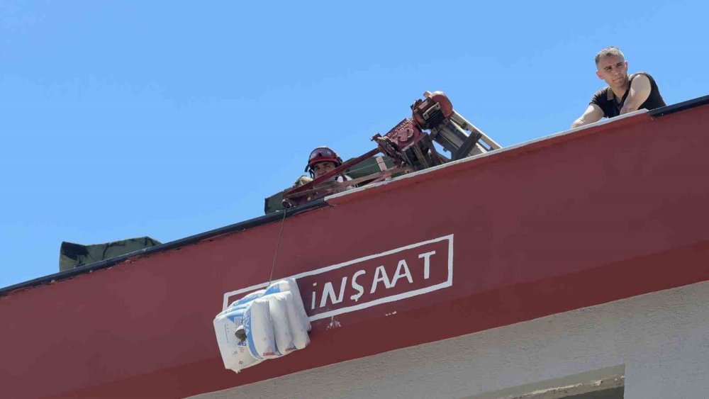 Akıma kapılan işçi inşaattan düştü