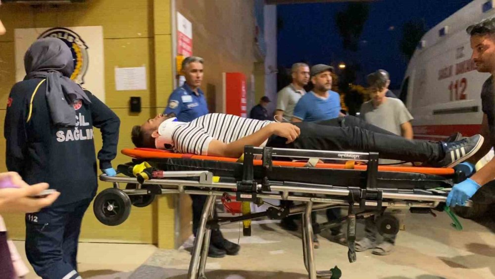 İki otomobil kafa kafaya çarpıştı: 3 yaralı