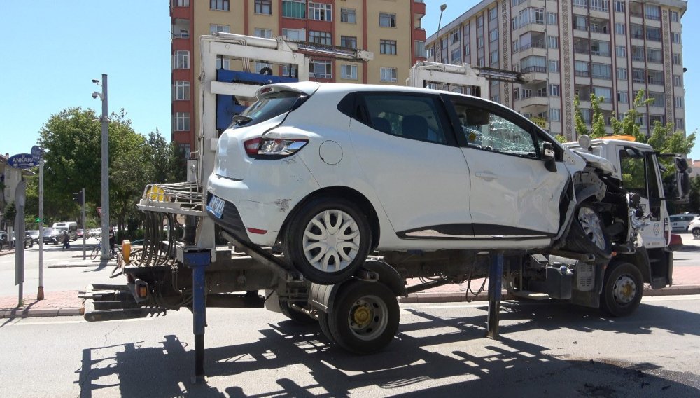 Konya’da Emniyet Kavşağı'nda hatalı dönüş kazası: 3 yaralı