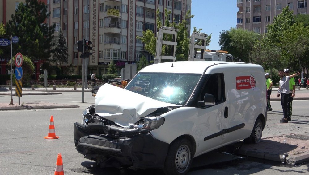 Konya’da Emniyet Kavşağı'nda hatalı dönüş kazası: 3 yaralı