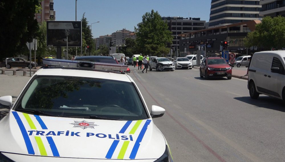 Konya’da Emniyet Kavşağı'nda hatalı dönüş kazası: 3 yaralı