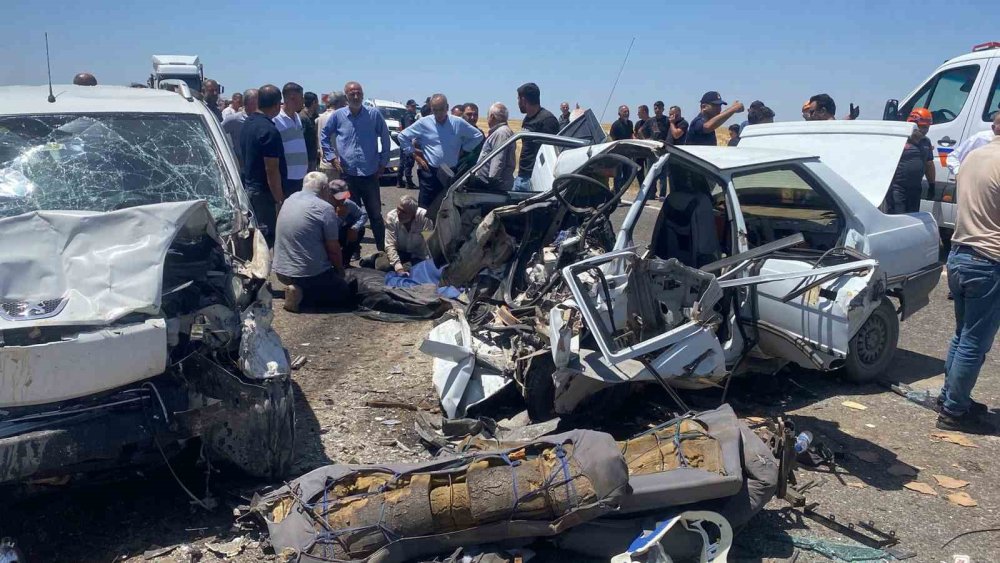 Otomobil ile hafif ticari araç kafa kafaya çarpış: 3 ölü, 2 yaralı