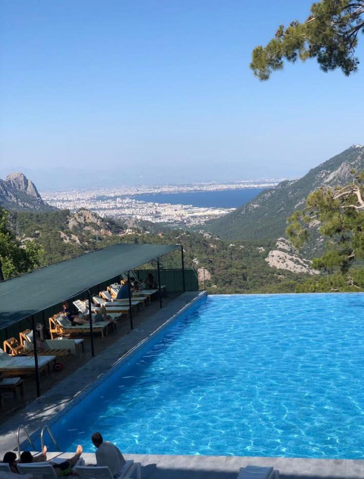 Havuza atlayan gencin boynu kırıldı