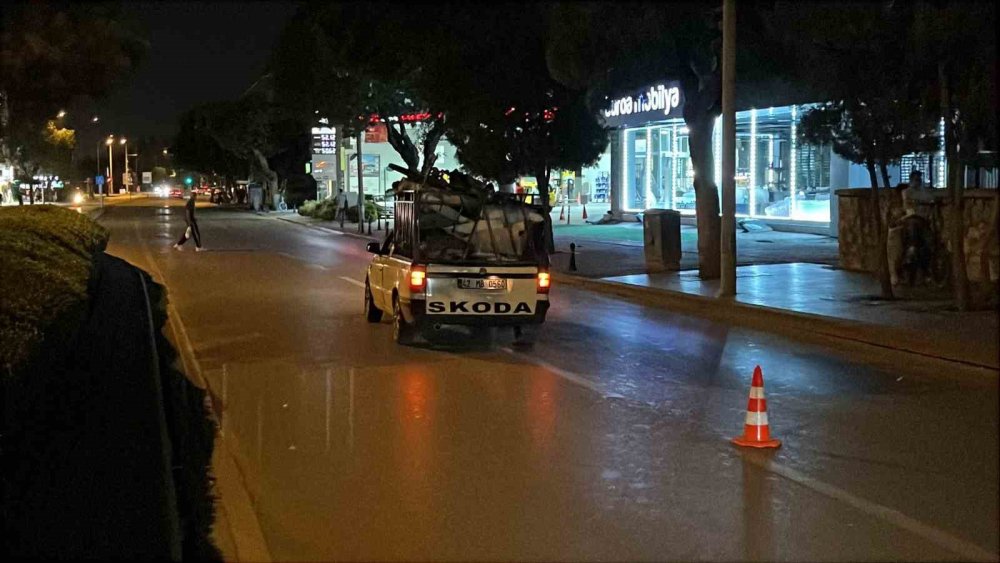 Konya merkezde kaza! Yayaya çarptı, aracını bırakıp kaçtı