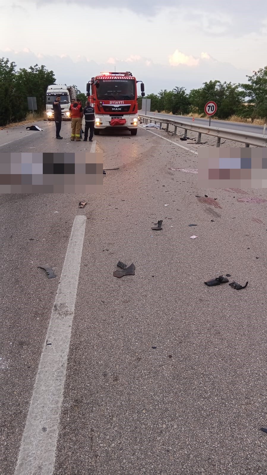 TIR'a otomobil çarptı: 4 ölü