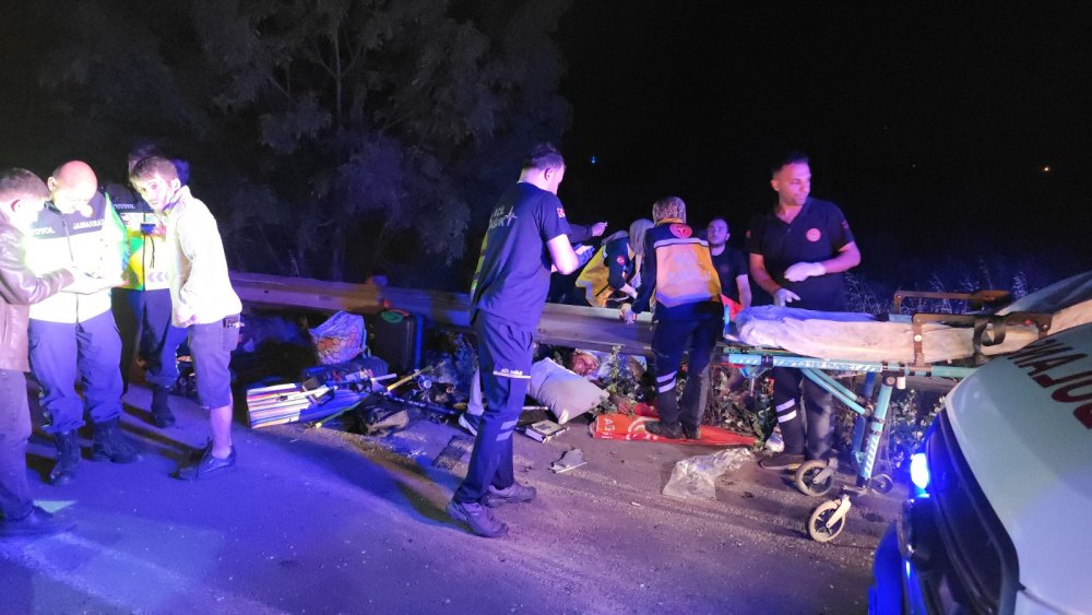 Anadolu Otoyolunda TIR, minibüse çarptı: 7 yaralı