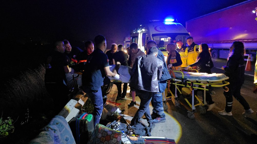 Anadolu Otoyolunda TIR, minibüse çarptı: 7 yaralı