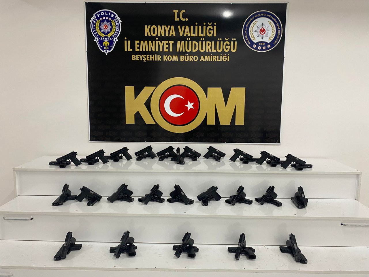 konyada-cok-sayida-ruhsatsiz-tabanca-ele-gecirildi.jpeg