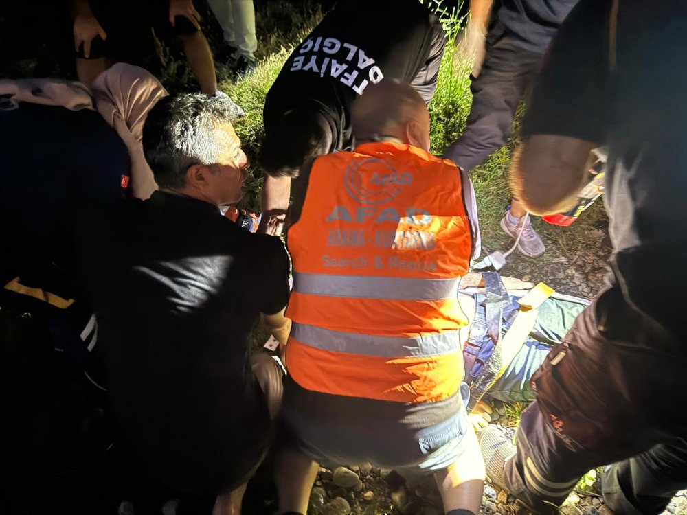 Köprüde kayboldu ihbarı yapıldı, nehirden çıkarılıp hastaneye kaldırıldı