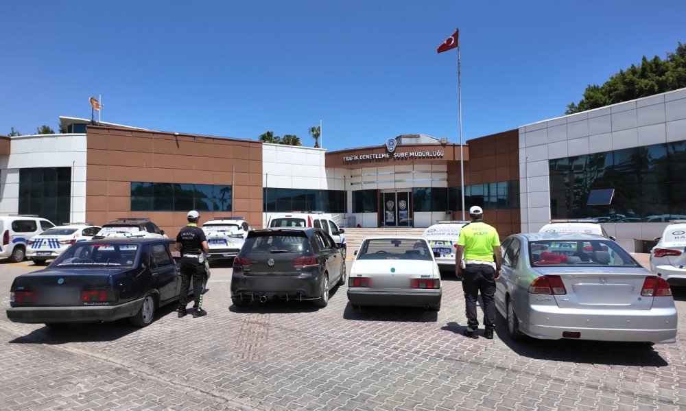 Trafiği kapatıp drift atan sürücülere 52 bin TL ceza