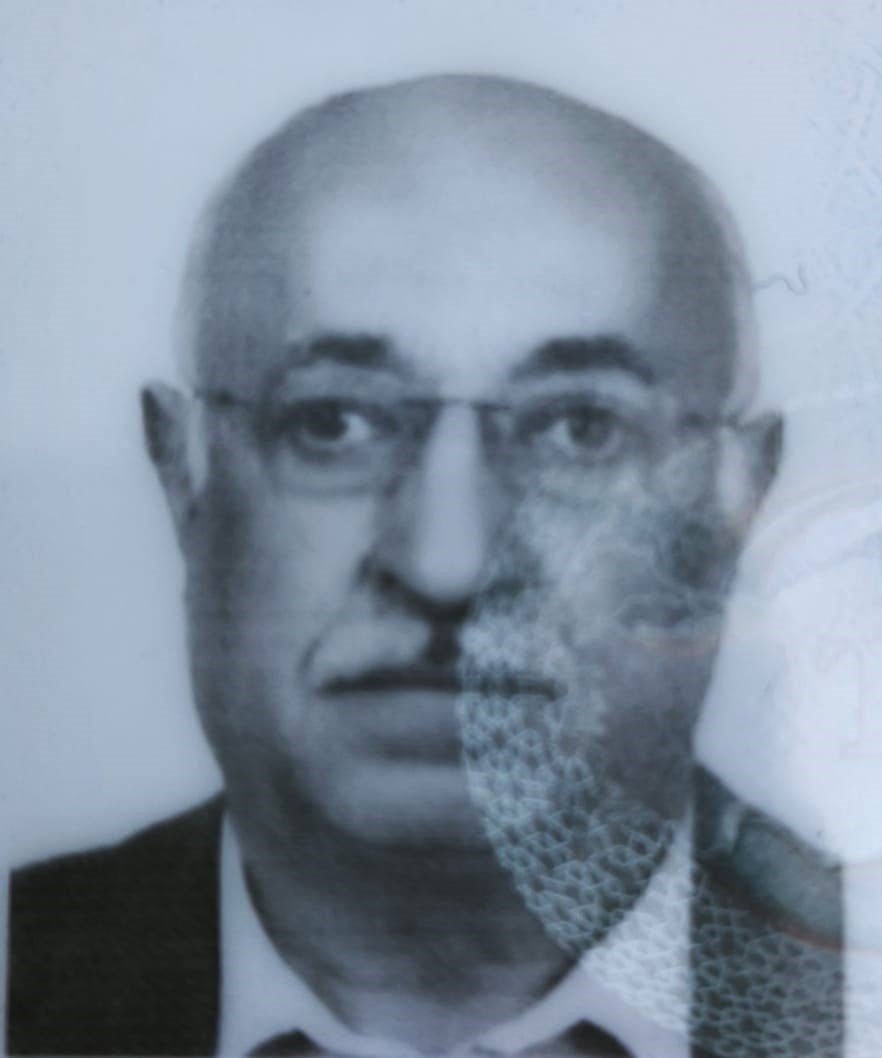 Yaşlı adam, binanın teras katındaki demirlerde asılı bulundu