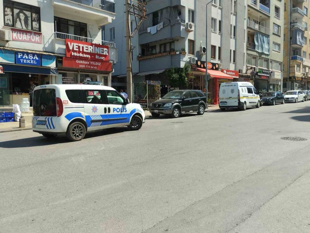 Yaşlı adam, binanın teras katındaki demirlerde asılı bulundu