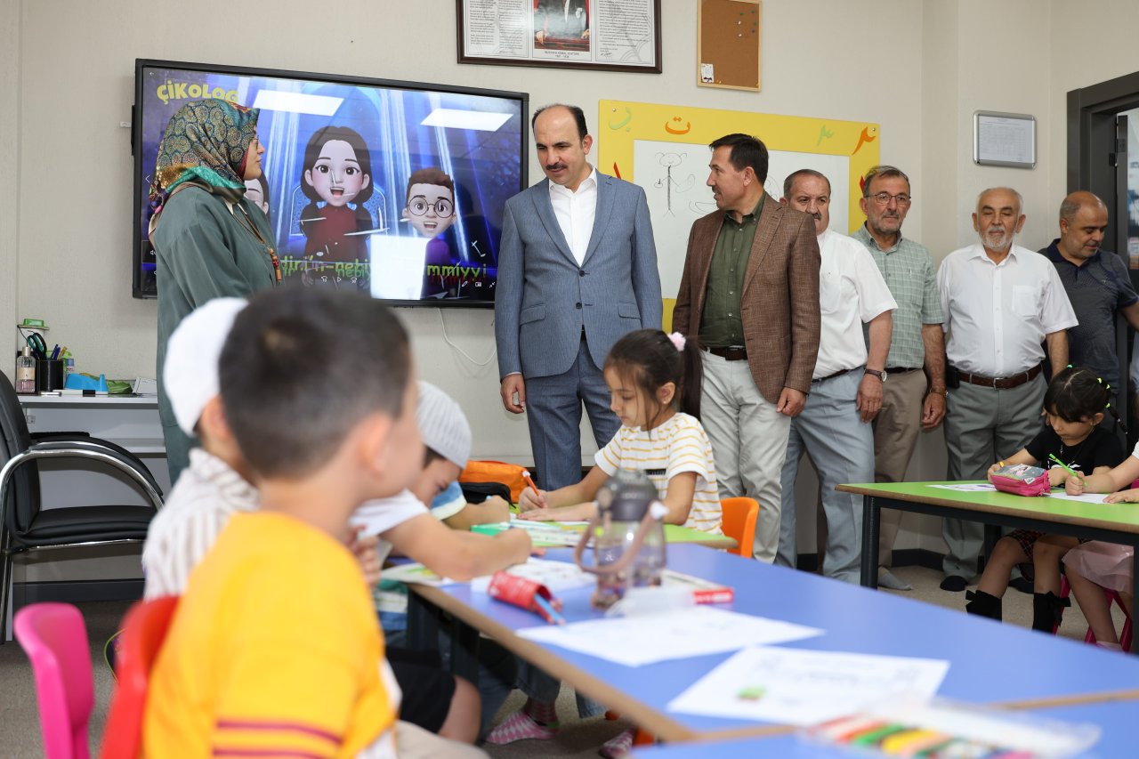 baskan-altay-ve-baskan-kilca-kuran-ogrenen-cocuklarin-heyecanina-ortak-oldu-3.jpg