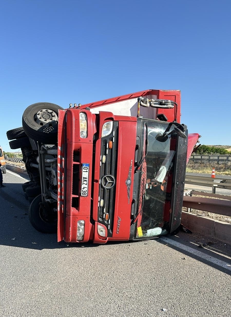 kulu-ilcesi-yakinlarinda-kontrolden-cikan-kamyonun-devrilmesi-sonucu-1-kisi-yaralandi.jpg