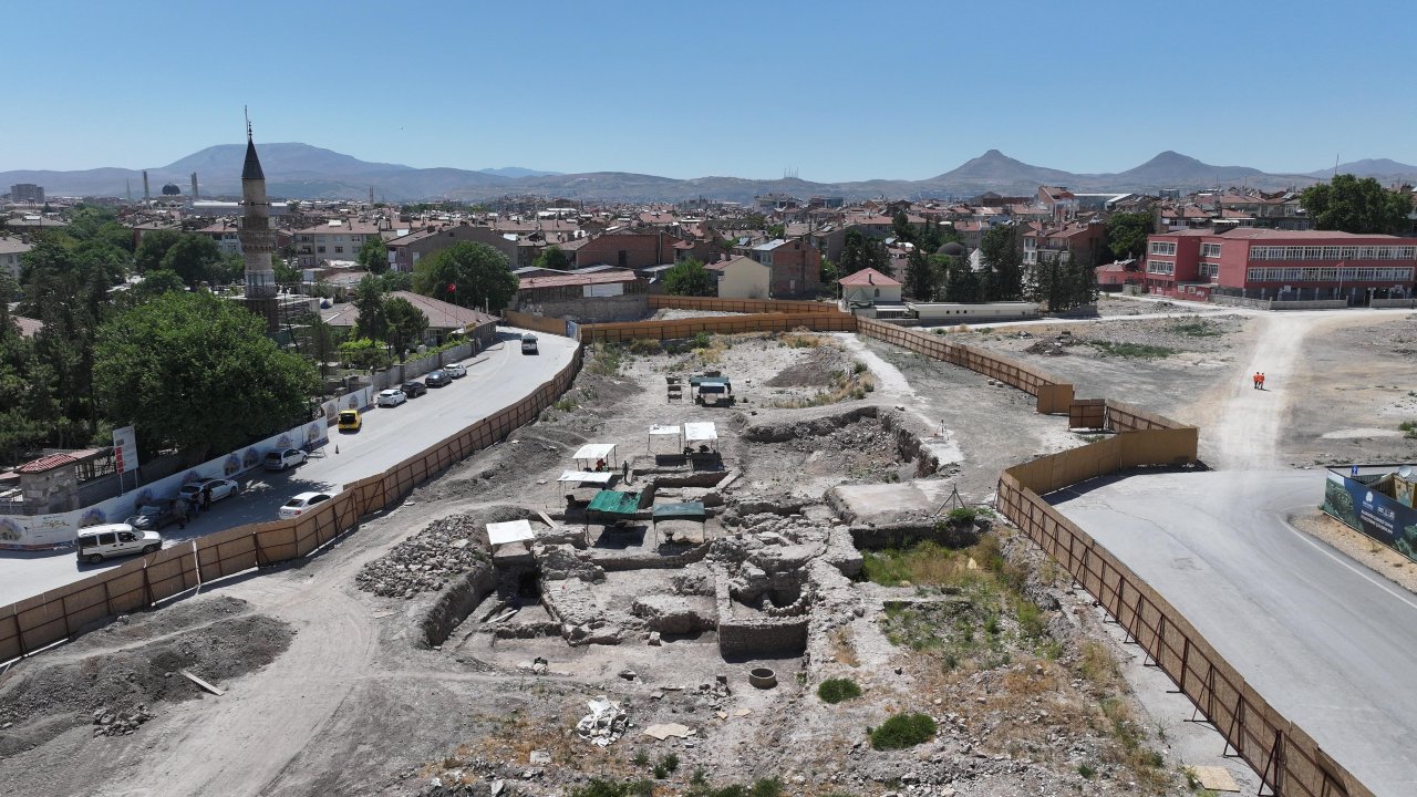 larende-kapisi-ve-sur-duvarlari-kazi-alani-1.jpg