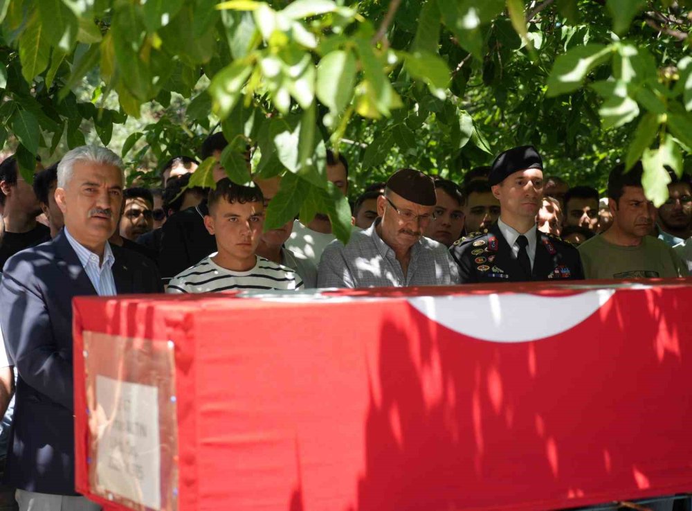 Yürek yakan veda... Oğlunun tabutunu omuzladı