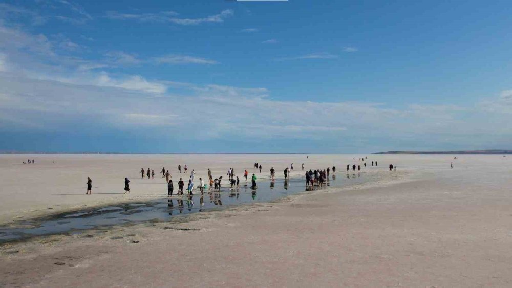 Tuz Gölü ziyaretçilerin akınına uğruyor